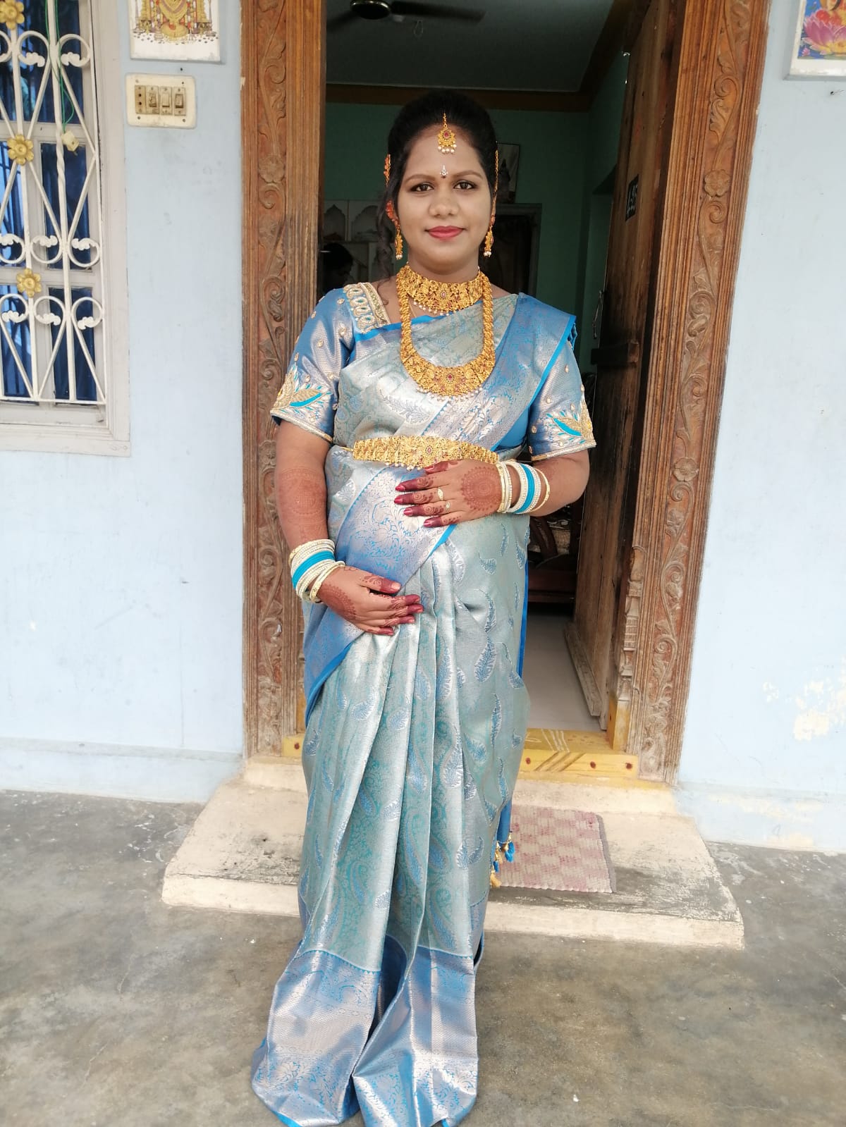 Elegant Bridal Makeup with Gold Jewelry