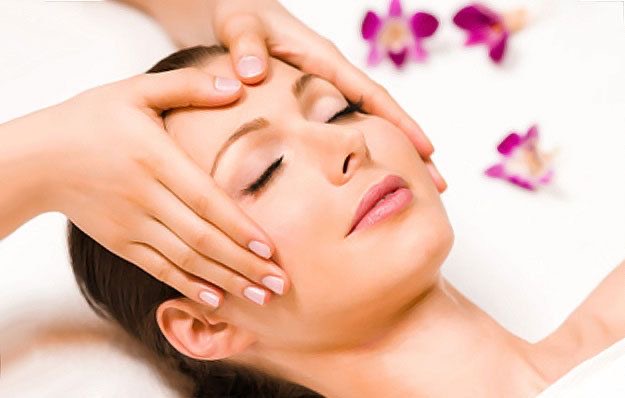 Relaxing spa massage at Looks Mantra - Professional wellness treatment